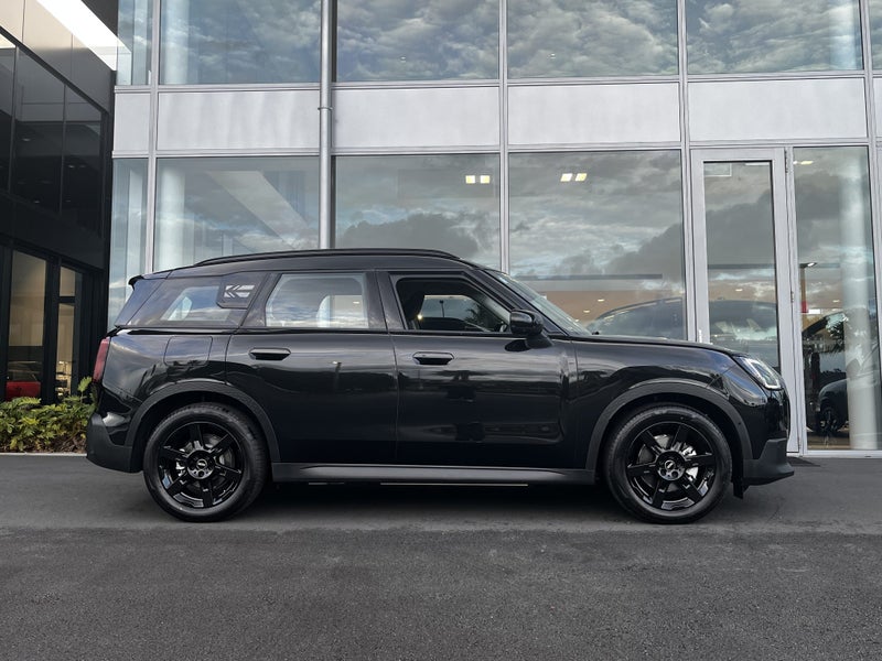 2025 MINI Countryman E Full Electric Classic image 3