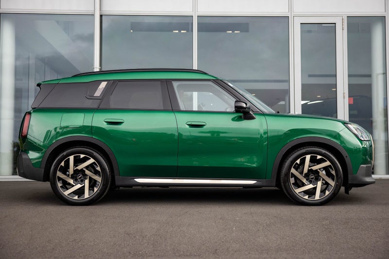 2025 MINI Countryman E Full Electric Favoured Trim image 3