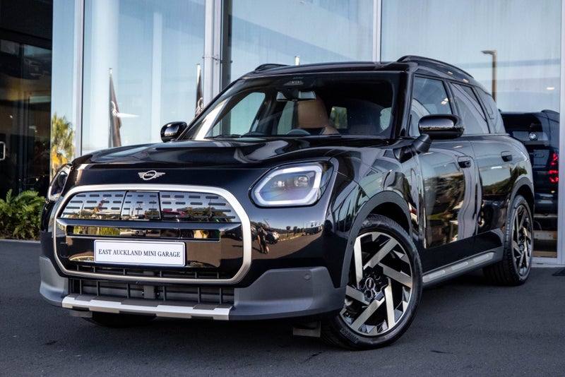 2025 MINI Countryman E Full Electric Favoured Trim image 1