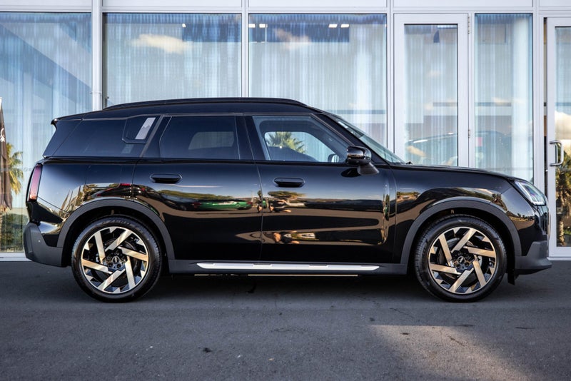 2025 MINI Countryman E Full Electric Favoured Trim image 3