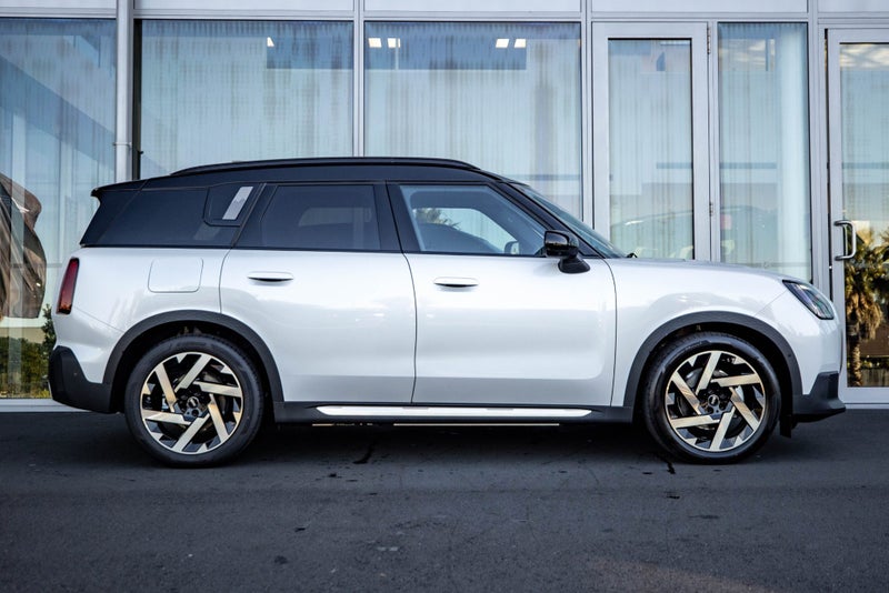2025 MINI Countryman E Full Electric Favoured Trim image 3