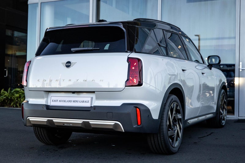 2025 MINI Countryman E Full Electric Favoured Trim image 5