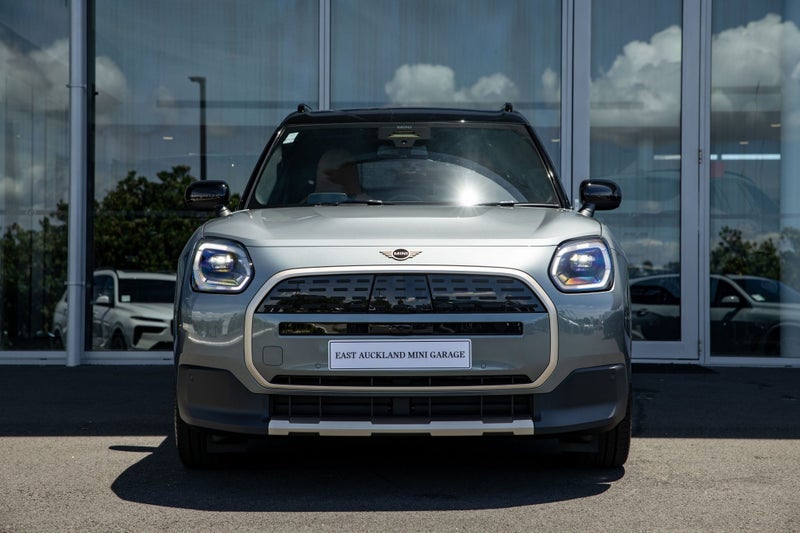 2025 MINI Countryman E Full Electric Favoured Trim image 2