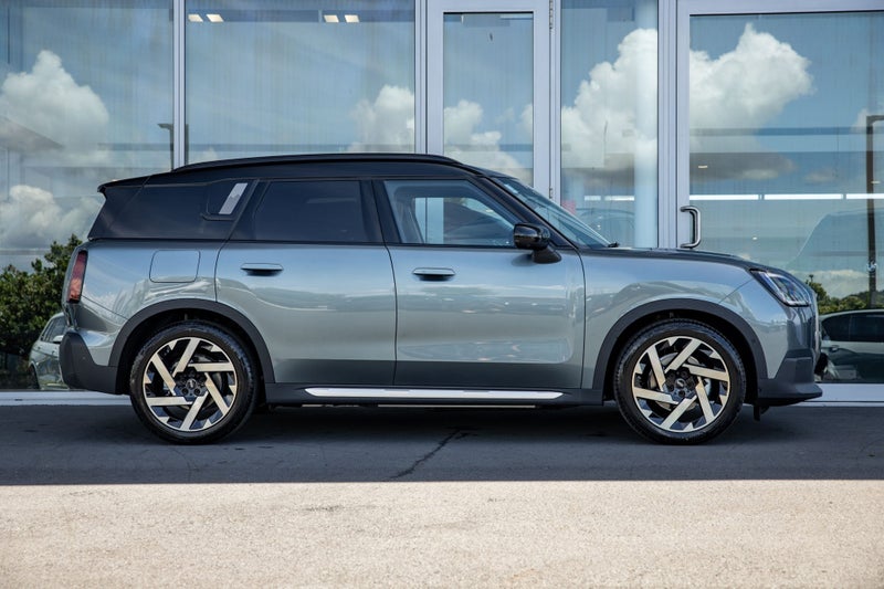 2025 MINI Countryman E Full Electric Favoured Trim image 3