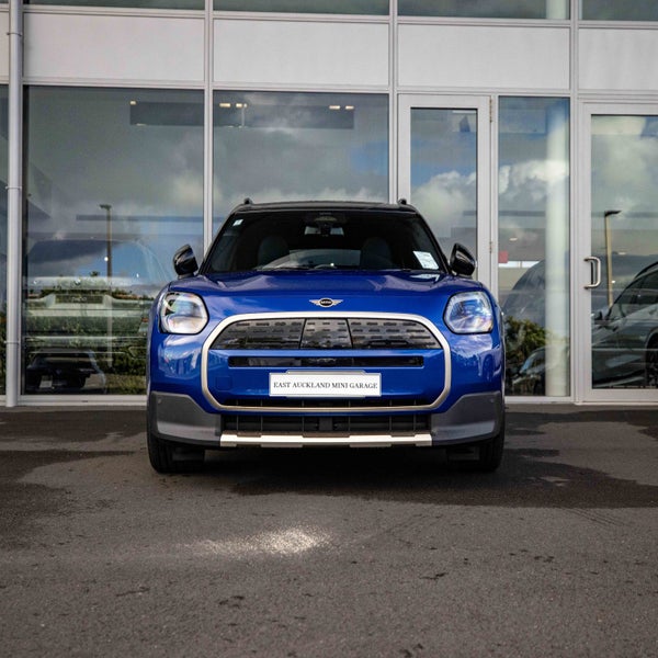 2025 MINI Countryman E Full Electric Favoured Trim image 2