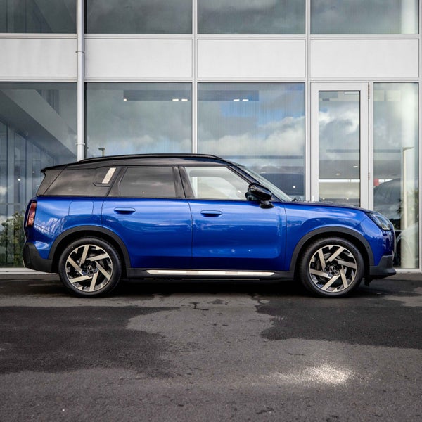 2025 MINI Countryman E Full Electric Favoured Trim image 3