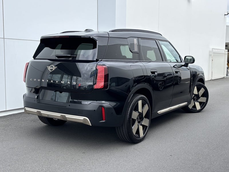 2025 MINI Countryman S All4 Favoured image 2
