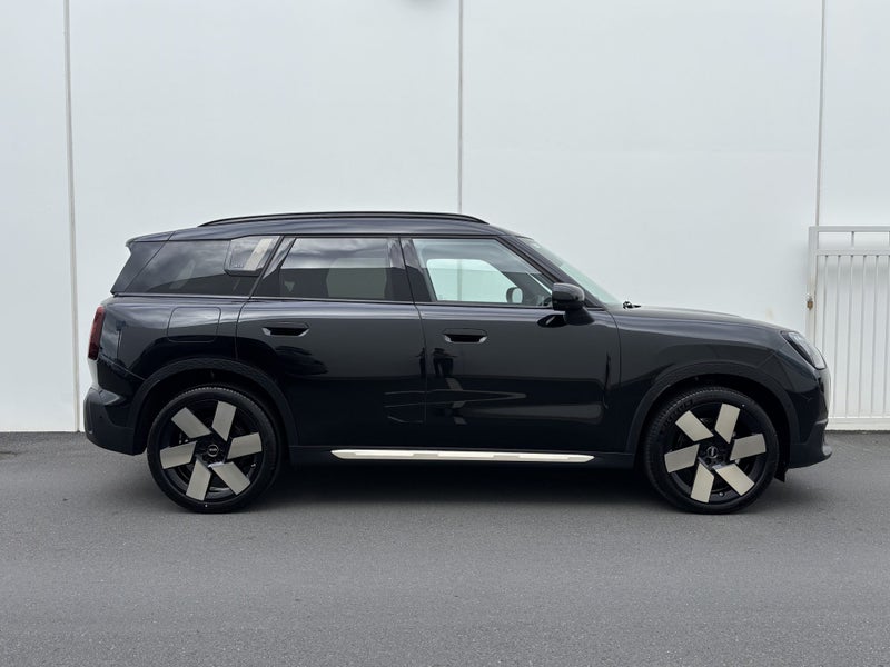 2025 MINI Countryman S All4 Favoured image 3