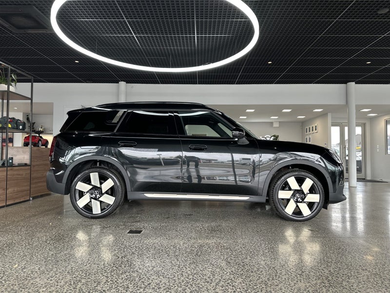 2025 MINI Countryman S ALL4 Favoured image 3
