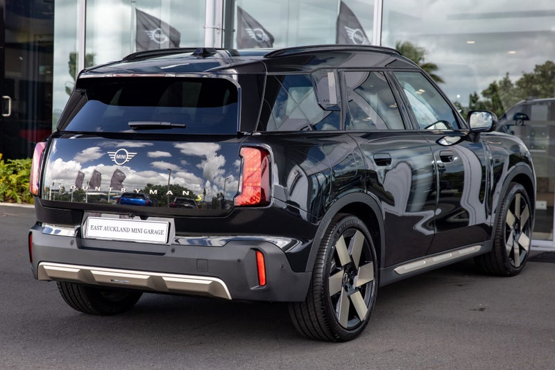 2025 MINI Countryman SE ALL4 Full electric Favo... image 4