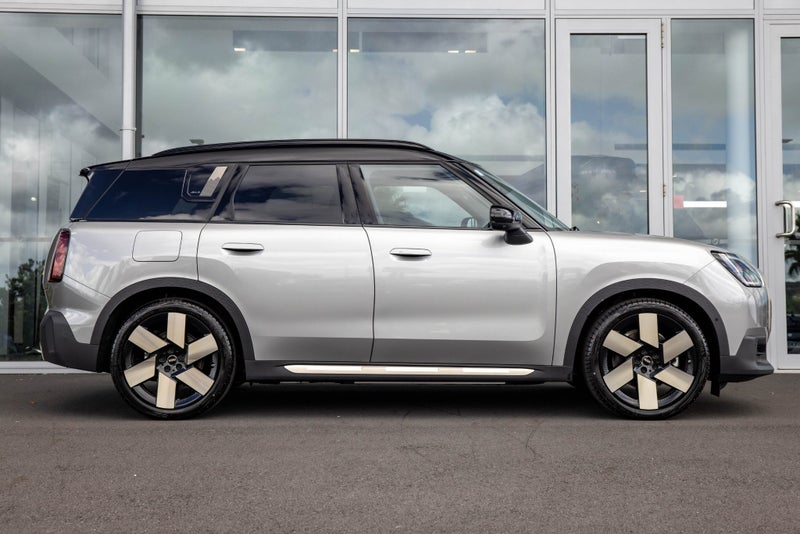 2025 MINI Countryman SE ALL4 Full electric Favo... image 3