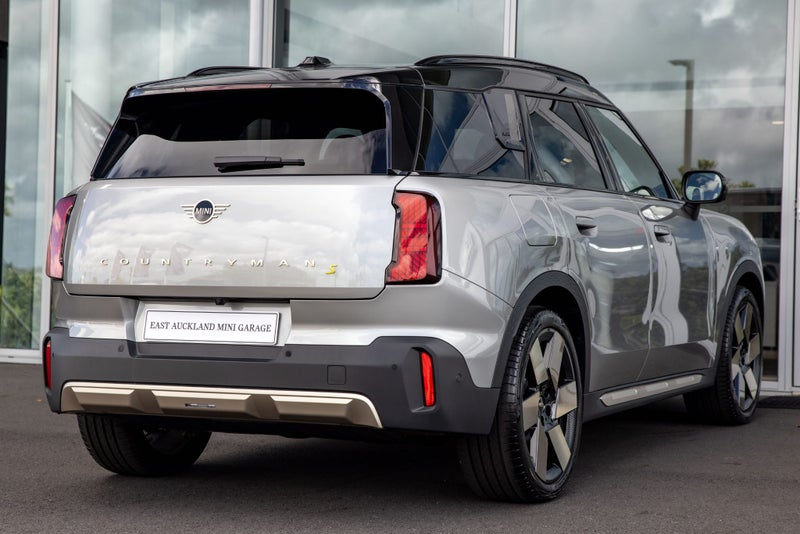 2025 MINI Countryman SE ALL4 Full electric Favo... image 4