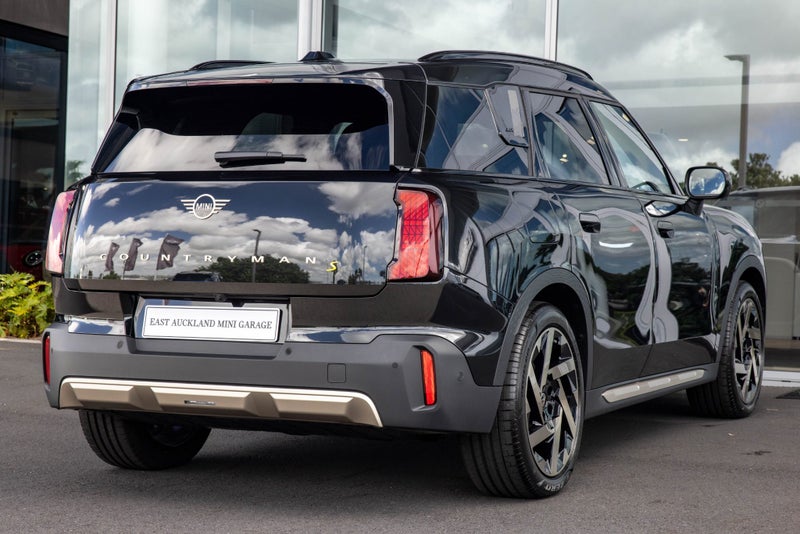2025 MINI Countryman SE ALL4 Full electric Favo... image 4