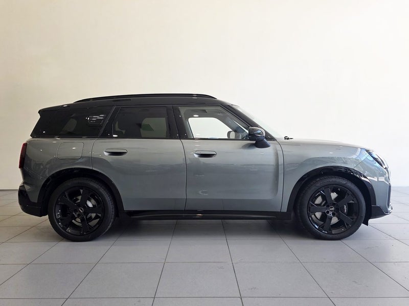 2025 MINI Countryman SE All4 JCW Sport image 3