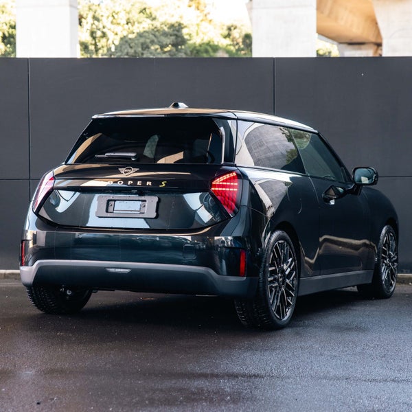 2025 MINI Electric Hatch SE 3 Door SE Hatch Fav... image 2