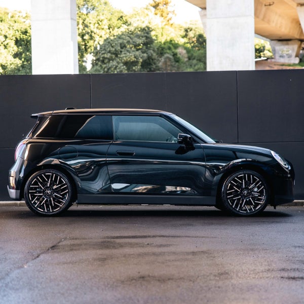 2025 MINI Electric Hatch SE 3 Door SE Hatch Fav... image 4