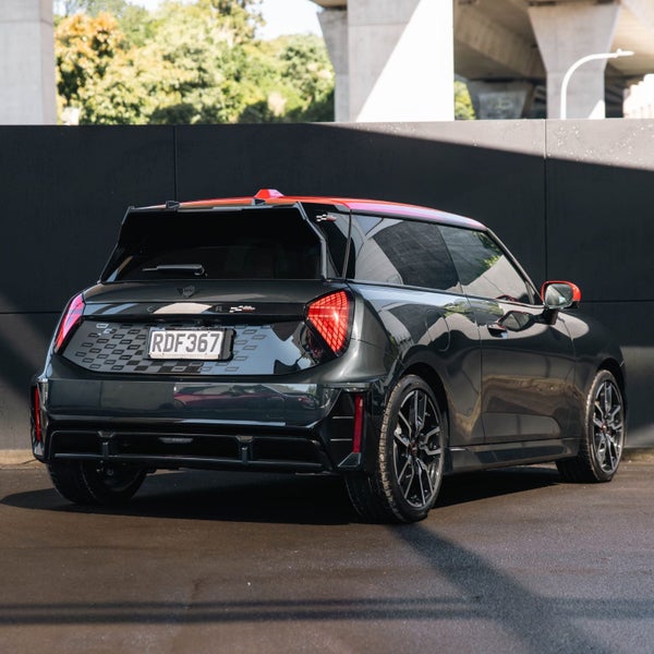 2025 MINI Electric Hatch SE JCW E Favoured image 2