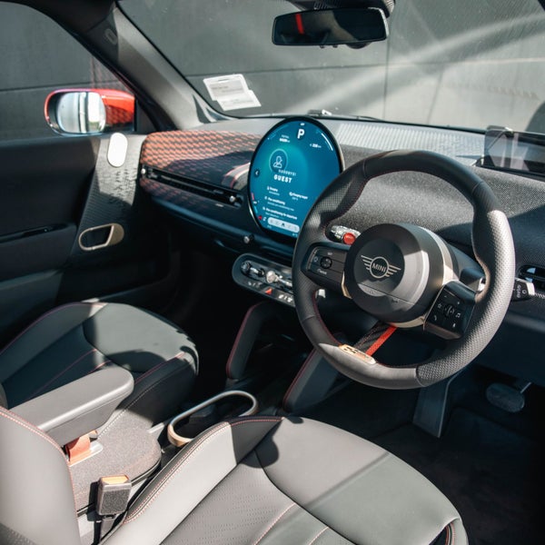 2025 MINI Electric Hatch SE JCW E Favoured image 3