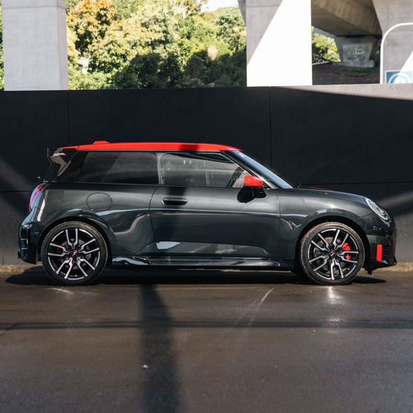 2025 MINI Electric Hatch SE JCW E Favoured image 4