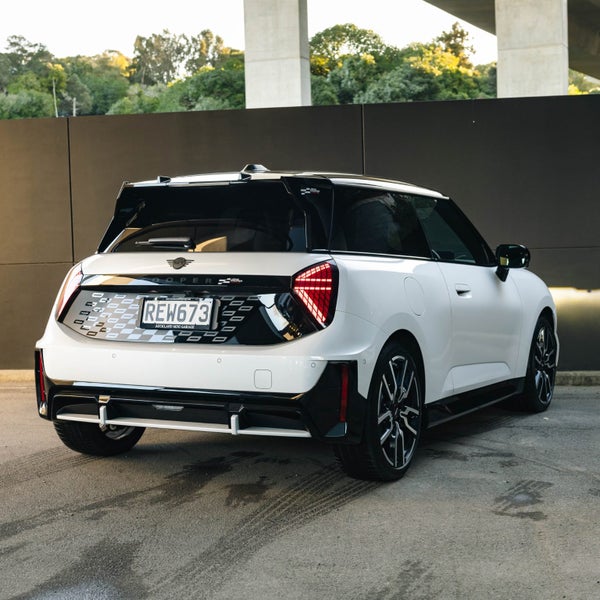 2025 MINI Electric Hatch SE JCW Favoured image 2