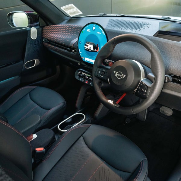 2025 MINI Electric Hatch SE JCW Favoured image 3