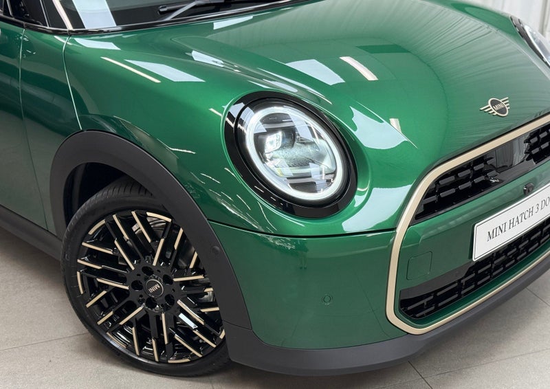 2025 MINI Hatch Cooper C 3Door Favoured image 2