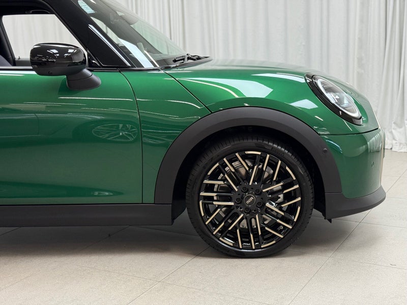 2025 MINI Hatch Cooper C 3Door Favoured image 3