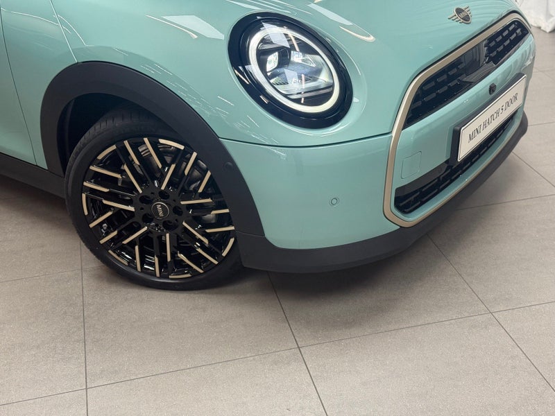 2025 MINI Hatch Cooper C 5door Favoured image 2