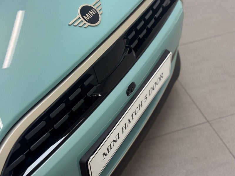 2025 MINI Hatch Cooper C 5door Favoured image 3