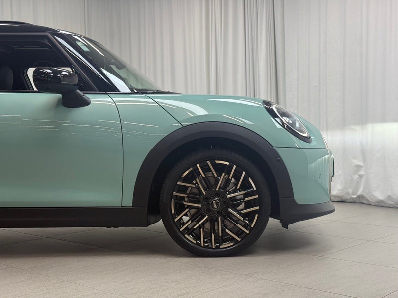 2025 MINI Hatch Cooper C 5door Favoured image 4