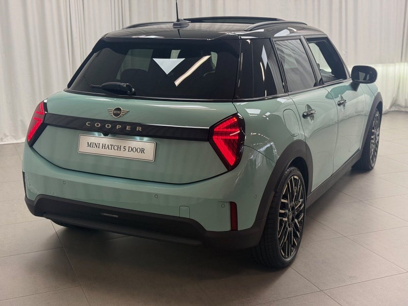 2025 MINI Hatch Cooper C 5door Favoured image 5