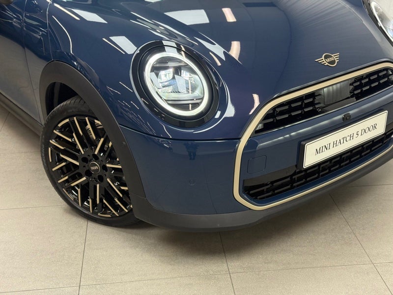 2025 MINI Hatch Cooper C 5Door Favoured image 2
