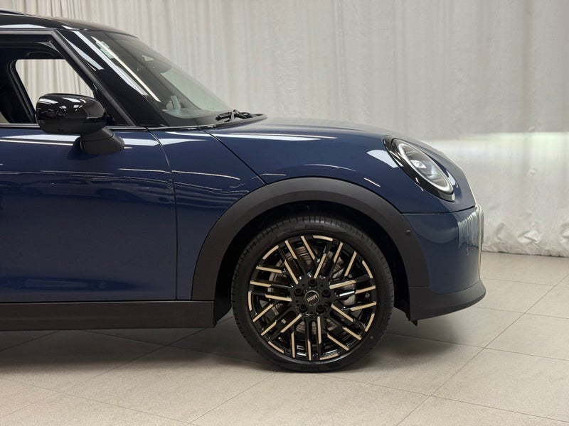 2025 MINI Hatch Cooper C 5Door Favoured image 3