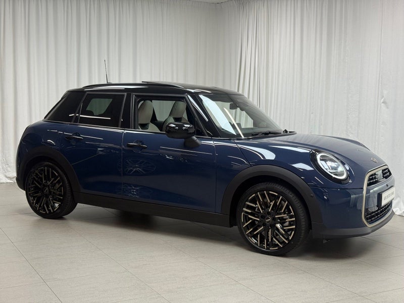 2025 MINI Hatch Cooper C 5Door Favoured image 4