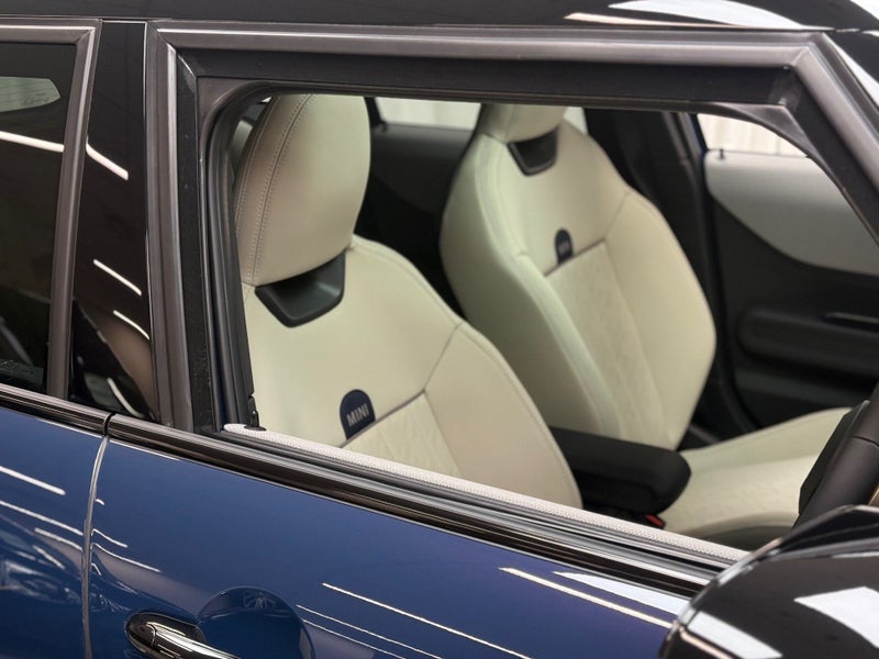 2025 MINI Hatch Cooper C 5Door Favoured image 5