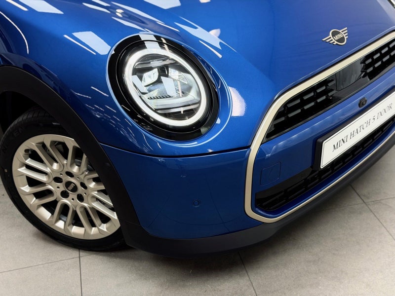 2025 MINI Hatch Cooper C 5door Favoured image 2