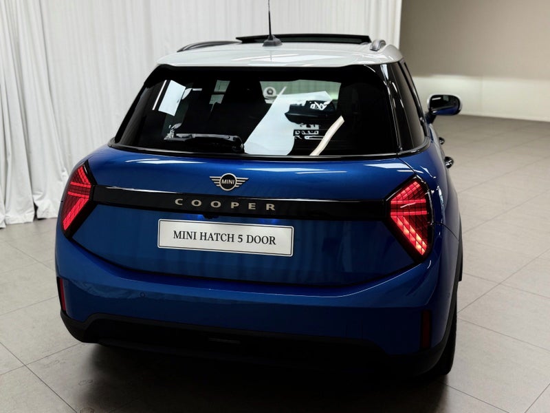 2025 MINI Hatch Cooper C 5door Favoured image 3