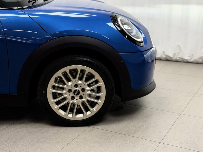 2025 MINI Hatch Cooper C 5door Favoured image 4