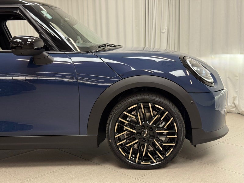 2025 MINI Hatch Cooper S 5door Favoured image 2