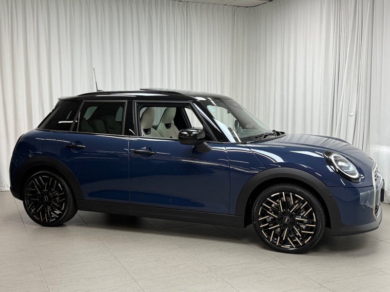 2025 MINI Hatch Cooper S 5door Favoured image 3