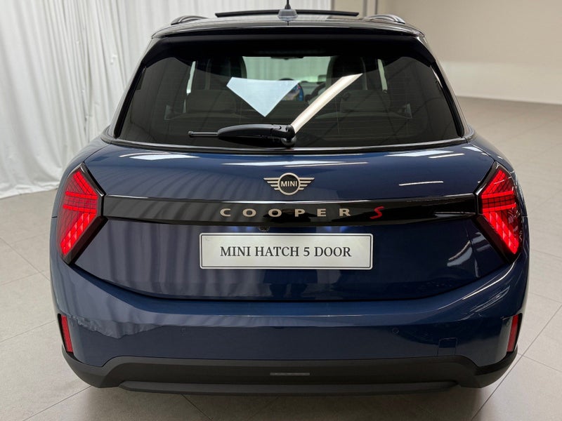 2025 MINI Hatch Cooper S 5door Favoured image 5