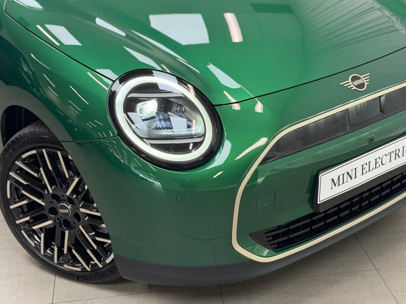 2025 MINI Hatch Cooper SE 3Door Favoured image 2