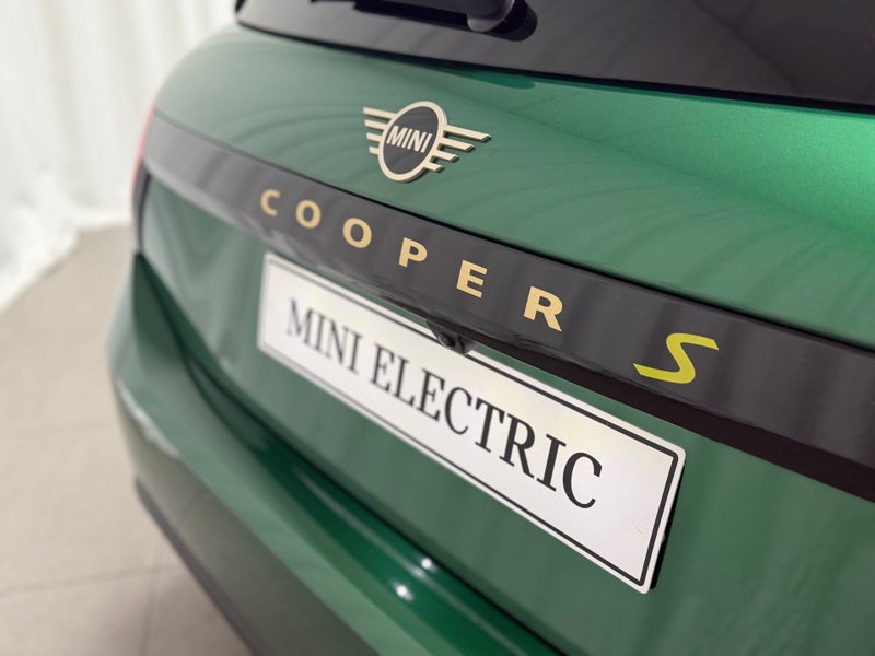 2025 MINI Hatch Cooper SE 3Door Favoured image 5