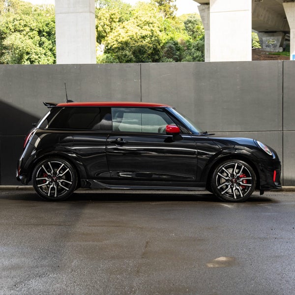 2025 MINI JCW 3 Door Hatch Favoured image 4