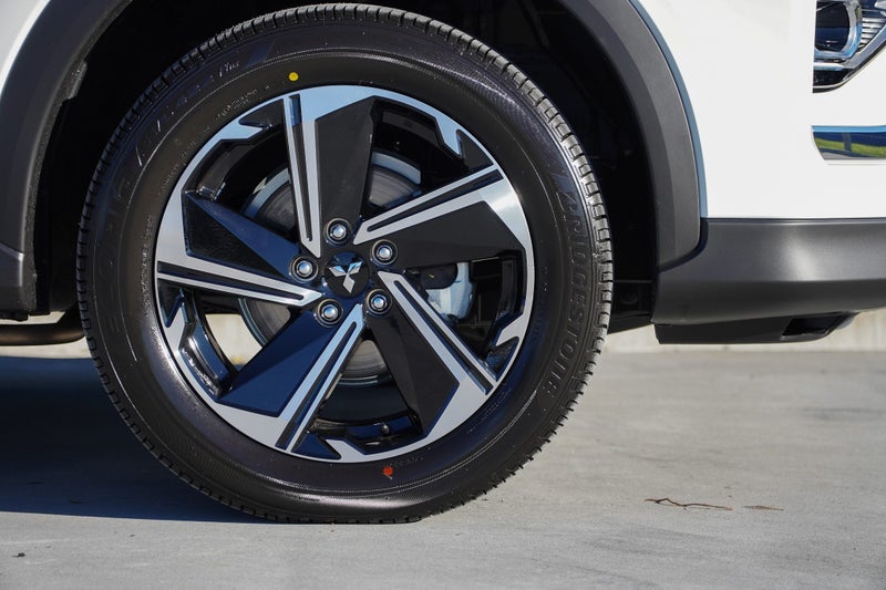 2025 Mitsubishi Eclipse Cross PHEV XLS 4WD image 4