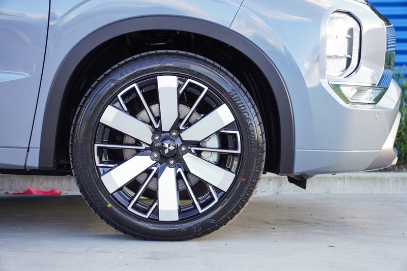 2025 Mitsubishi Outlander 2.5 Exceed 4x4 facelift image 4