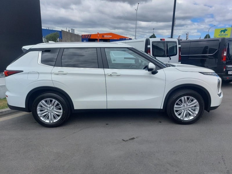 2025 Mitsubishi Outlander 2.5P LS 2WD CVT image 3