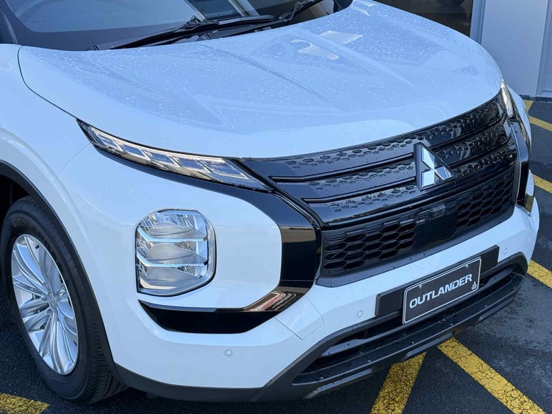 2025 Mitsubishi Outlander 2.5P LS 2WD CVT - BLA... image 2