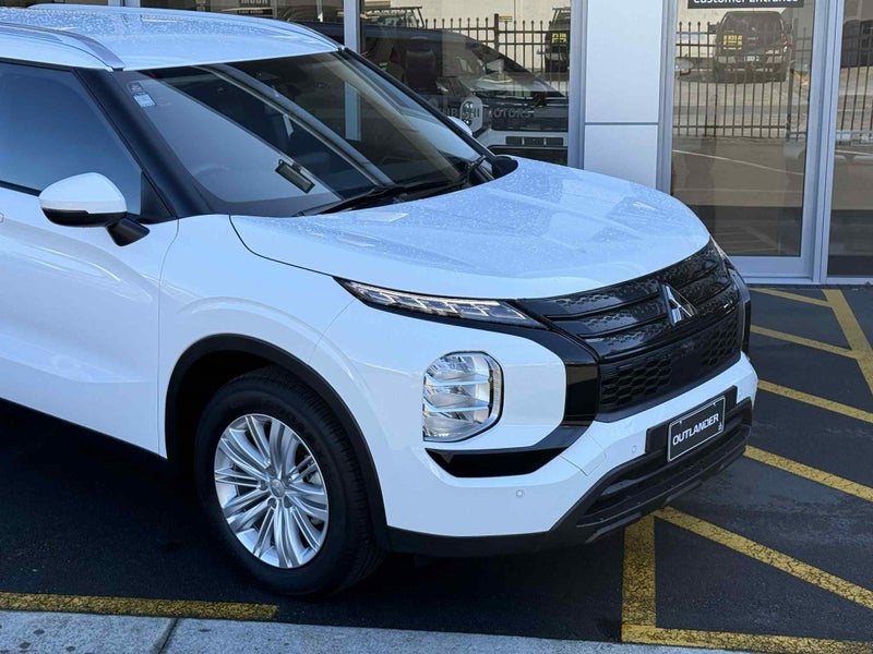 2025 Mitsubishi Outlander 2.5P LS 2WD CVT - BLA... image 3