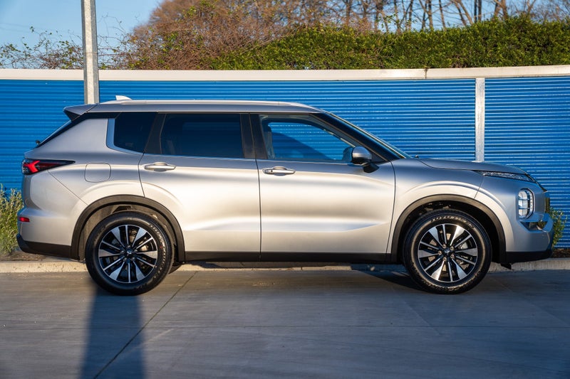 2025 Mitsubishi Outlander 2.5P LS 4WD CVT image 3